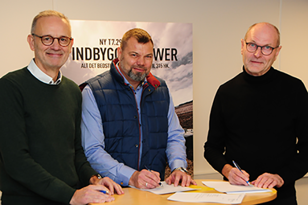 Aftalen underskrives, fra venstre; Gert Klitgaard, Christian Holst og Per Mertz